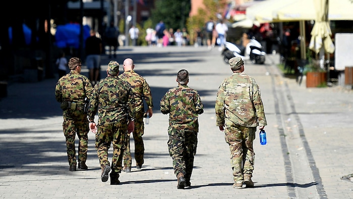 KFOR-Soldaten im mehrheitlich von Serben bewohnten nördlichen Teil der kosovarischen Stadt ...