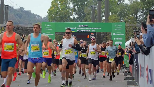 Laut Veranstalter nahmen rund 5000 Läuferinnen und Läufer teil. (Bild: Screenshot facebook.com/kyivmarathon)