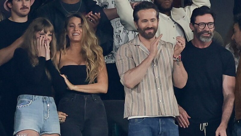 Neben Taylor Swift kamen dieses Mal auch Blake Lively, Ryan Reynolds und Hugh Jackman, um Travis Kelce anzufeuern. (Bild: APA/AP Photo/Adam Hunger)