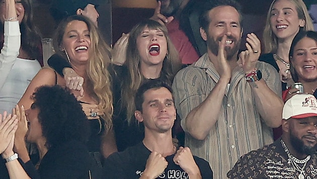 Taylor Swift brachte Blake Lively und Ryan Reynolds mit ins Stadion, um dort ihrem Freund Travis Kelce zuzujubeln. (Bild: APA/AP Photo/Adam Hunger)