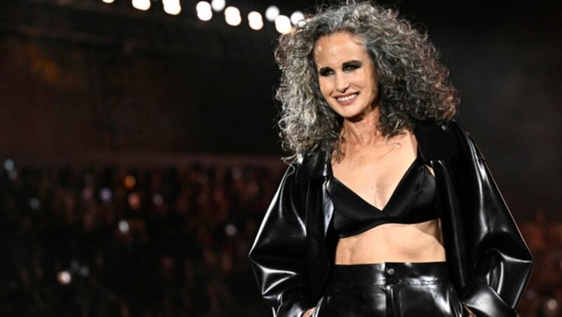 Andie MacDowell ließ ihren trainierten Bauch blitzen. (Bild: APA/AFP/JULIEN DE ROSA)