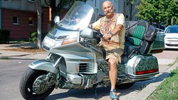 Bisher hat Peter M. mit seiner Maschine gerne auch den Zug benutzt. (Bild: Reinhard HOLL)
