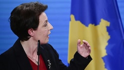 Die kosovarische Außenministerin Donika Gervalla-Schwarz fordert die EU auf, den serbischen Status als Beitrittskandidat einfrieren zu lassen und Geldzahlungen zu stoppen. (Bild: AFP)