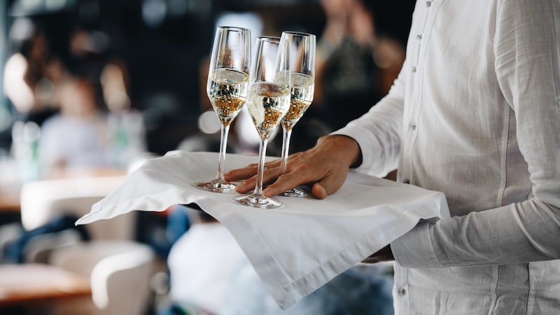 A glass of Schlumberger sparkling wine will be served as a welcome drink. (Bild: stock.adobe.com)