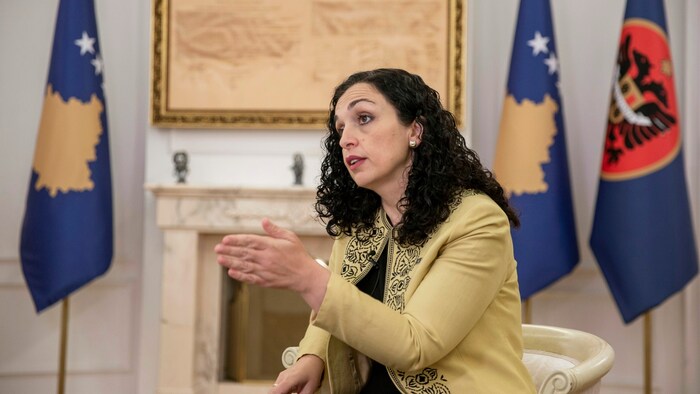 Kosovos Präsidentin Vjosa Osmani macht Serbien für die Gewalteskalation im Norden des Landes ...