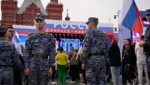 Auf dem Roten Platz in Moskau stieg am Freitag eine Feier angesichts der Einverleibung der ukrainischen Regionen Luhansk, Donezk, Cherson und Saporischschja vor einem Jahr. Russische Nationalgardisten sorgten dort für Ordnung. (Bild: APA/AFP/Alexander NEMENOV)