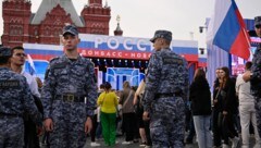 Auf dem Roten Platz in Moskau stieg am Freitag eine Feier angesichts der Einverleibung der ukrainischen Regionen Luhansk, Donezk, Cherson und Saporischschja vor einem Jahr. Russische Nationalgardisten sorgten dort für Ordnung. (Bild: APA/AFP/Alexander NEMENOV)