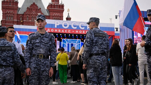 Auf dem Roten Platz in Moskau stieg am Freitag eine Feier angesichts der Einverleibung der ukrainischen Regionen Luhansk, Donezk, Cherson und Saporischschja vor einem Jahr. Russische Nationalgardisten sorgten dort für Ordnung. (Bild: APA/AFP/Alexander NEMENOV)