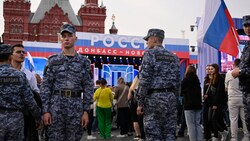 Auf dem Roten Platz in Moskau stieg am Freitag eine Feier angesichts der Einverleibung der ukrainischen Regionen Luhansk, Donezk, Cherson und Saporischschja vor einem Jahr. Russische Nationalgardisten sorgten dort für Ordnung. (Bild: APA/AFP/Alexander NEMENOV)