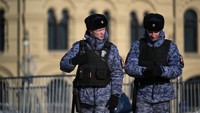 Russische Nationalgardisten patrouillieren in Moskau