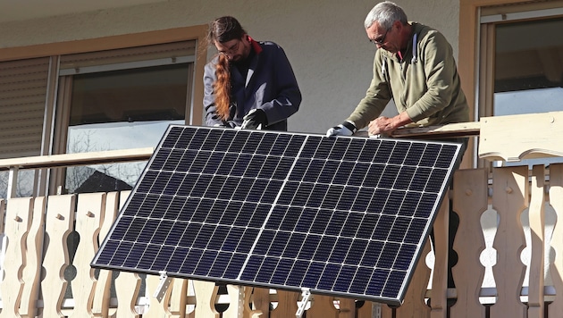Mit einem Balkonkraftwerk können auch Mieter ihren eigenen Solarstrom erzeugen. Bei der Installation gibt es allerdings einiges zu beachten. (Bild: Astrid Gast - stock.adobe.com)