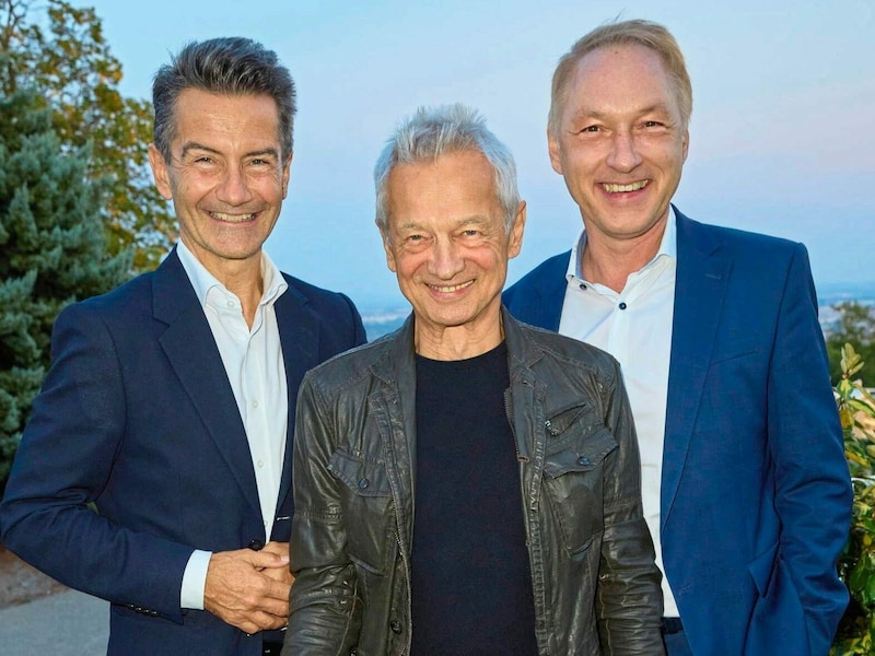 ORF-Generaldirektor Roland Weißmann, Boris Bukowski und „Krone“-Geschäftsführer Gerhard Valeskini: Letzterer ist übrigens Bukowski-Fan der ersten Stunde, ein Auftritt des Musikers war das erste Konzert, das Valeskini in seinem Leben besuchte! (Bild: Starpix / A. Tuma)