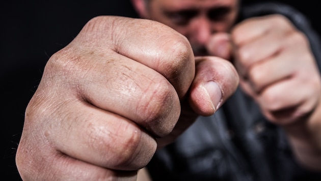 Instead of using his fists, the man kicked his opponent. He now had to stand trial for grievous bodily harm. (Bild: stock.adobe.com - Rainer Fuhrmann)