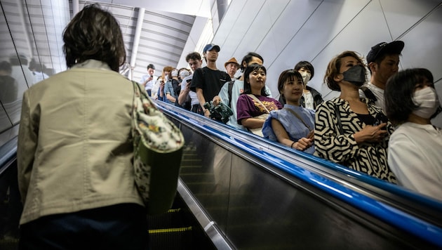 Eine Rolltreppe am Bahnhof Shinjuku in Tokio (Bild: APA/AFP/Philip FONG)