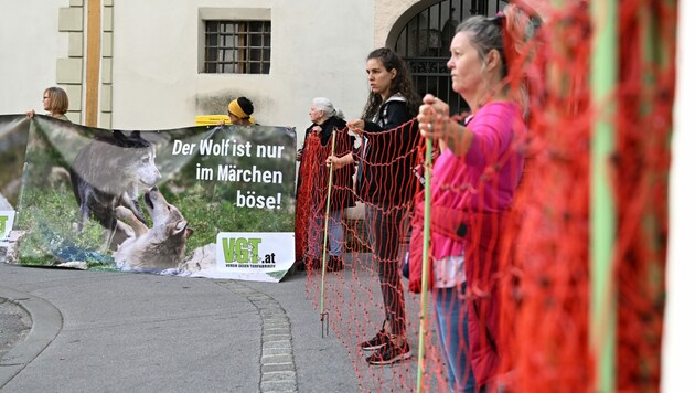 Die VGT-Aktivisten haben einen Teil des Regierungsgebäudes eingezäunt