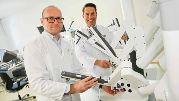 EOA Darko Sklepic und Primarius Reinhard Mittermair mit dem Da-Vinci-Roboter. (Bild: EVELYN HRONEK)