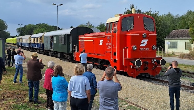 Auf Hochglanz gebracht. Die feuerrote, knapp 50 Jahre alte Diesellok zog die Nostalgiewaggons. (Bild: Gerald Ullram)