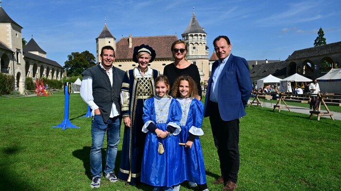 Die Gewinner-Familie aus Oberolbendorf mit Kastellanin sowie Petra und Markus Hoyos.