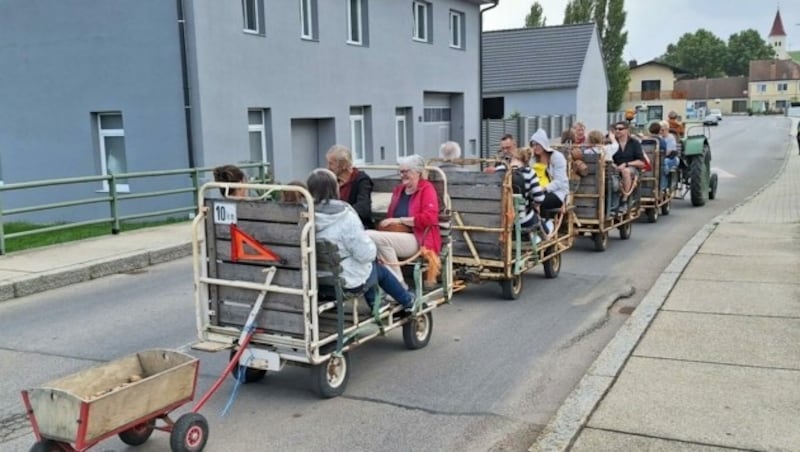 In dem Zielorte ging’s zu Kulinarik und Weinkost: Angesichts der Besucherzahl war jedes Transportmittel recht. (Bild: Verein Neue Landesbahn, Ullram)