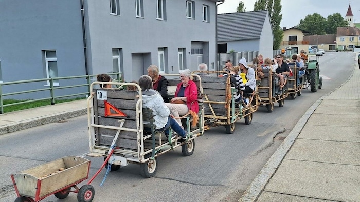 In dem Zielorte ging’s zu Kulinarik und Weinkost: Angesichts der Besucherzahl war jedes ...