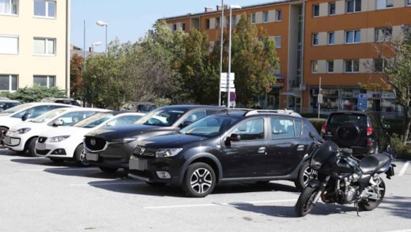 Es braucht dringend mehr Plätze für Dauerparker, sind Vertreter der Wirtschaft in Bad Vöslau überzeugt. (Bild: Judt Reinhard, Krone KREATIV)