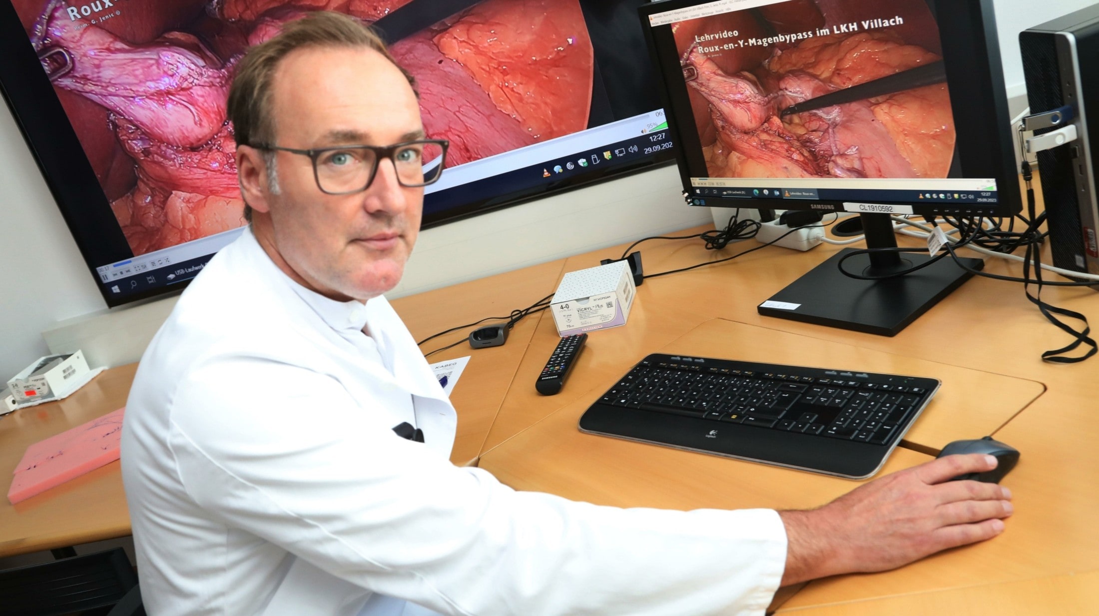 Gerhard Jenic, Chef der Chirurgie im LKH Villach, zeigt OP-Videos.