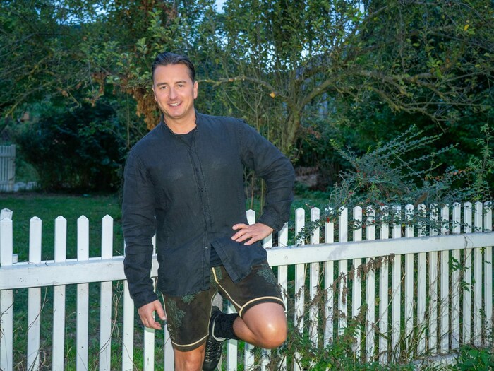 Andreas Gabalier schaut auf seine Fitness.