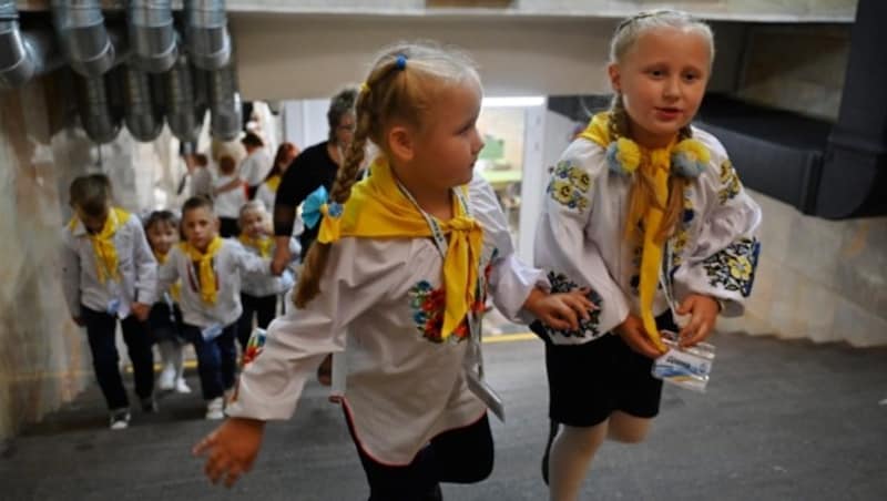 Wegen der ständigen Bedrohung aus der Luft und aus Mangel an Luftschutzräumen werden viele Schülerinnen und Schüler in Charkiwer U-Bahn-Stationen unterrichtet. (Bild: APA/AFP/SERGEY BOBOK)