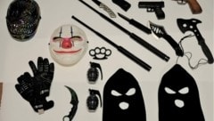 Bei einer Hausdurchsuchung stellte die Polizei Waffen und Masken sicher. (Bild: APA/LPD N)