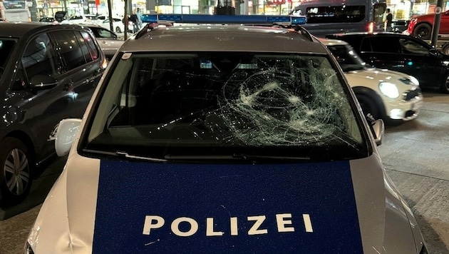Ein beschädigtes Polizeiauto (Bild: LPD Wien)