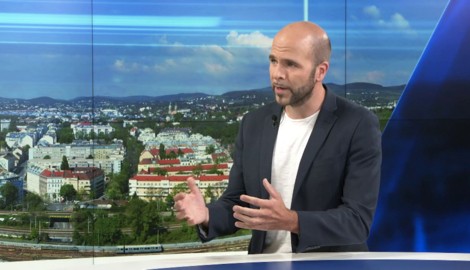 Wirtschaftspsychologe Jürgen Eisserer warnt vor den Gefahren der Coaching-Szene. (Bild: krone.tv)