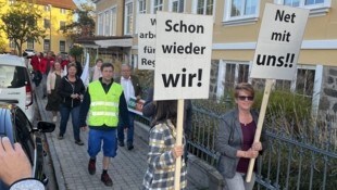 Vor etwas über einem Jahr trieben die AMS-Kürzungen die Menschen und Eibetex-Mitarbeiter in ...