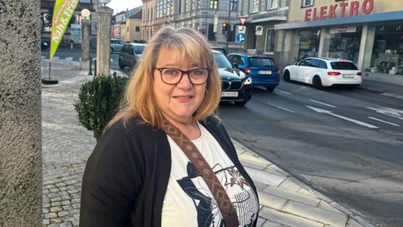 Karin Meiringer (60): „Gesundheitlich konnte ich nicht mehr Schicht arbeiten. Keiner nahm mich mit 56 noch. Bei Eibetex konnte ich als Schneiderin arbeiten - dort wird auf die Menschen eingegangen und ich durfte hier in Pension gehen. Du kommst dort mit gesenktem Kopf hin und nach sechs oder acht Monaten gehst du erhobenen Hauptes wieder raus in das Leben.“ (Bild: René Denk)