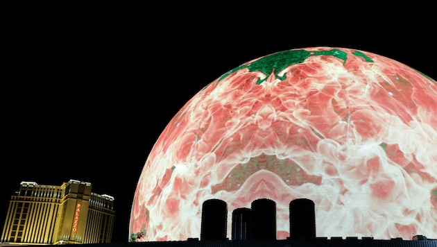 Auch die 54.000 Quadratmeter große Außenfläche der Kuppel besteht aus LED-Displays. (Bild: AFP)