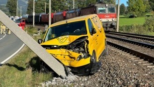 Das Post-Fahrzeug krachte frontal in den Masten. (Bild: ZOOM.TIROL)