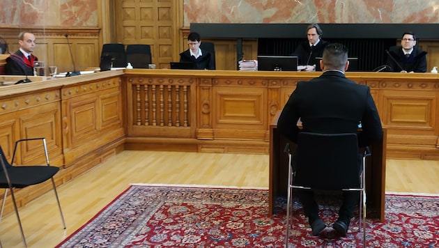 Der Angeklagte (33) damals bei seinem Prozess im Salzburger Landesgericht (Bild: Lovric Antonio)