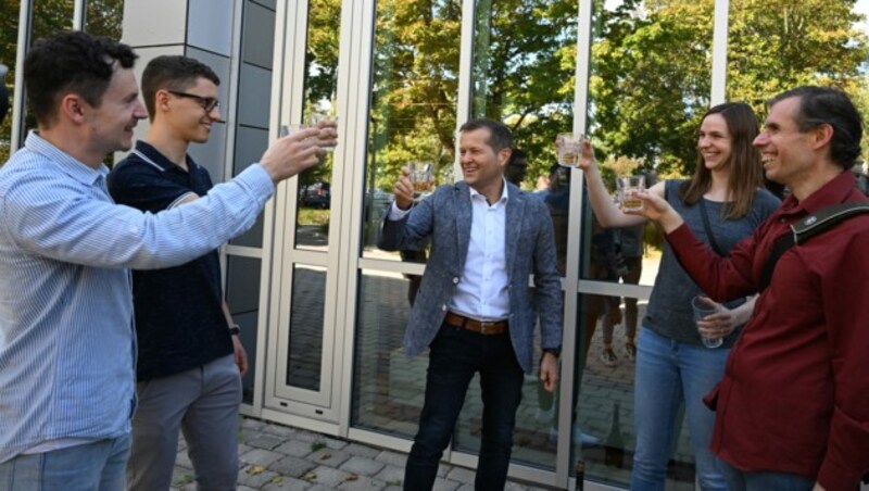 Der Wissenschaftler feiert die hohe Auszeichnung mit seinen Doktoranden. (Bild: APA/AFP/CHRISTOF STACHE)