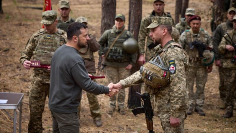 Der ukrainische Präsident Wolodymyr Selenskyj bei einem Besuch an der Front am Dienstag (Bild: AFP)