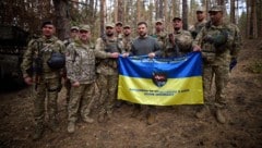 Der ukrainische Präsident Selenskyj mit Soldaten (Bild: AFP)