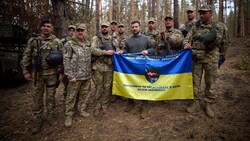 Der ukrainische Präsident Wolodymyr Selenskyj mit Soldaten (Archivbild) (Bild: AFP)