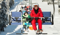 Skigebiete locken Familien mit speziellen Angeboten. (Bild: stock.adobe.com)