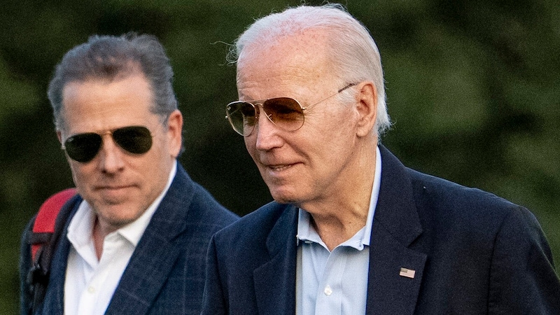 Joe Biden (right) has repeatedly had to explain himself to his son Hunter (left) over the course of his career. (Bild: AP)