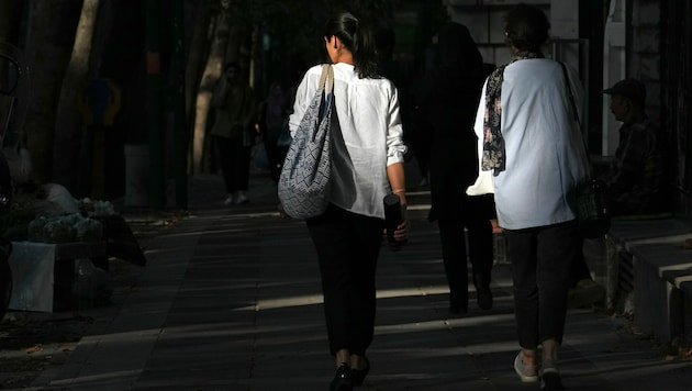 Immer mehr Frauen im Iran halten sich nicht an die Kopftuchpflicht. (Bild: AP Photo/Vahid Salemi, File)