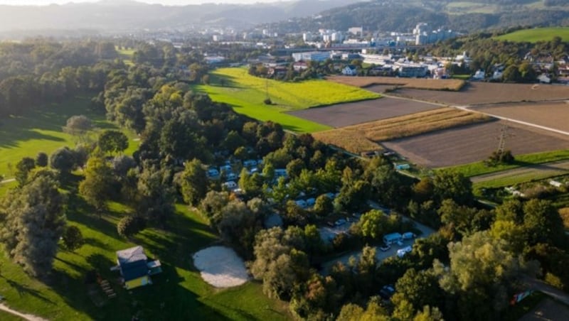 Bilder, die man sonst nur vom Sinti-&-Roma-Durchreiseplatz in Pichling kennt, jetzt auch in Plesching. (Bild: Einöder Horst)