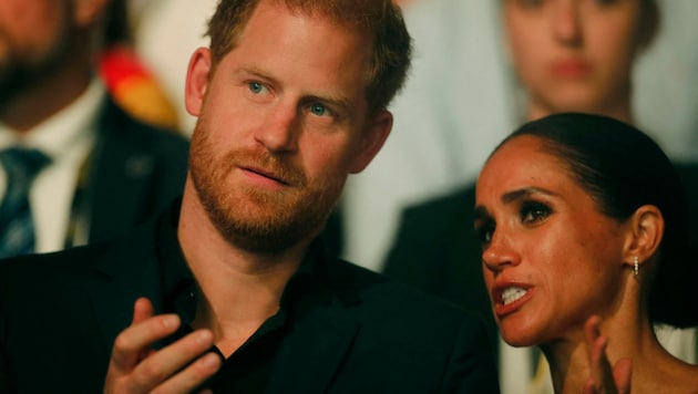 Was für eine Schmach für Prinz Harry und Herzogin Meghan: Die Sussexes erhielten für die Hochzeit von Archies Patenonkel keine Einladung! (Bild: APA/AFP/LEON KUEGELER)