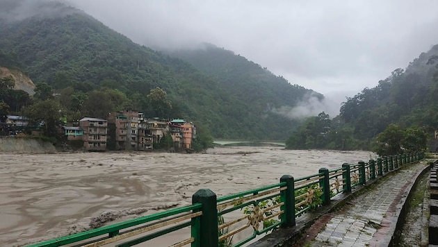 Wolkenbrüche haben zu einem starken Anstieg des Flusses Teesta (Bild) nahe der Stadt Lachen geführt. (Bild: AP)