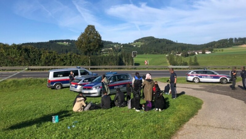 In Zwettl wurden 26 Personen in einem Kastenwagen entdeckt. (Bild: Christoph Gantner, Krone KREATIV)