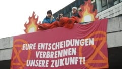 Aktivisten der Gruppe Extinction Rebellion beim Protest vor dem Vorarlberger Landhaus (Bild: Extinction Rebellion Vorarlberg)