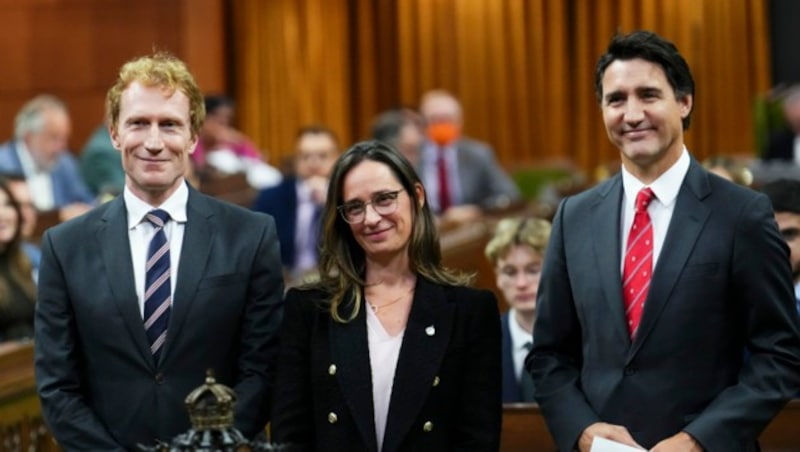 von links: Migrationsminister Marc Miller, Parlamentsmitglied Anna Gainey und Kanadas Premierminister Justin Trudeau (Bild: AP)