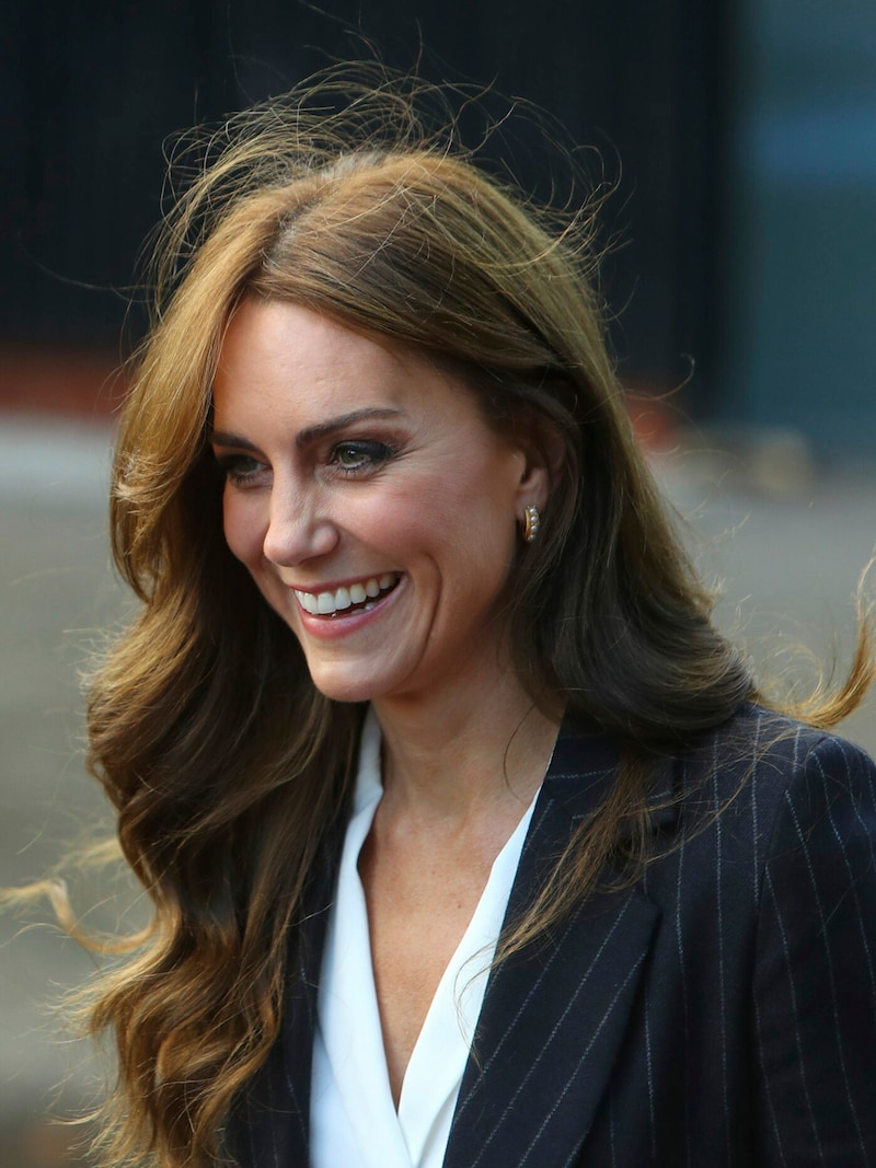 Prinzessin Kate beim Besuch in Cardiff (Bild: APA/Geoff Caddick/Pool via AP)